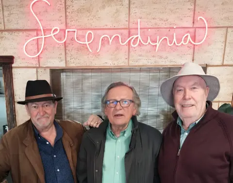 Con sus íntimos amigos Tito Ortiz, cronista de Granada, y Juan Orfer, fotógrafo de Ideal