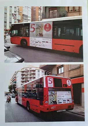 Autobuses de Granada con su cartel para la Carrera de la Mujer